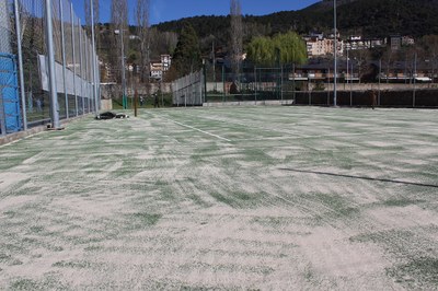 A punt les dues pistes de tennis municipals després de la renovació de la superfície