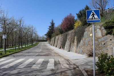 Acabades les obres d'enrajolament de la vorera nord del Camí de la Palanca  