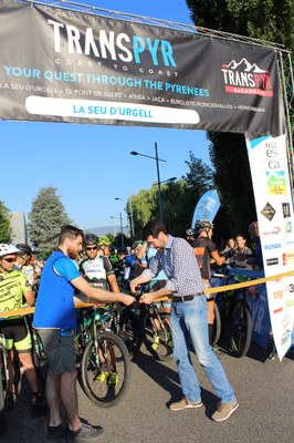 Albert Batalla dóna el tret de sortida de la 3a etapa de la Transpyr Coast to Coast 