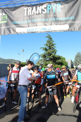  Albert Batalla dóna el tret de sortida de la 3a etapa de la Transpyr, entre la Seu d'Urgell i el Pont de Suert 