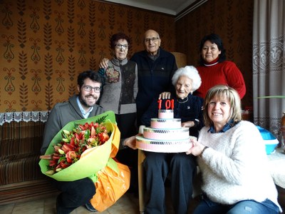 Albert Batalla felicita a la padrina Josefa Servat pels seus 101 anys 