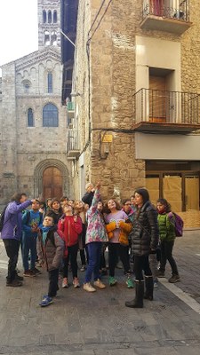 Alumnes de l’escola La Valira de la Seu d’Urgell obren les visites guiades que realitza la gent gran pel centre històric de la ciutat 