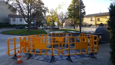 Arranjades les voreres del voltant de la plaça Pere Pujol de la Seu d'Urgell 