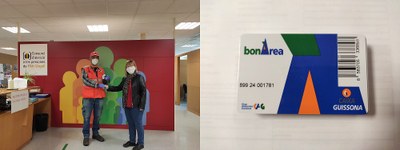 Creu Roja lliura les primeres 15 targetes per a famílies que pateixen una situació socioeconòmica complicada a causa de la Covid-19  
