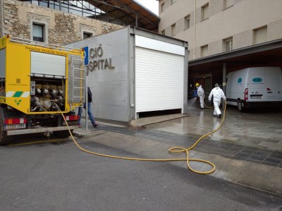 Desinfecció dels voltants i entrades de l'Hospital i de la Comissaria dels Mossos d'Esquadra, i del recinte de l'estació d'autobusos