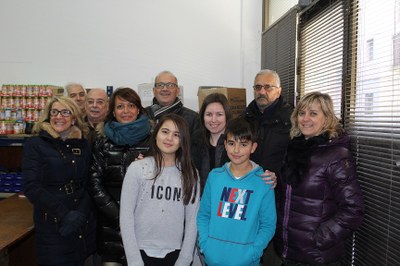 El tió solidari de l'escola Albert Vives recull 400 quilos d'aliments 