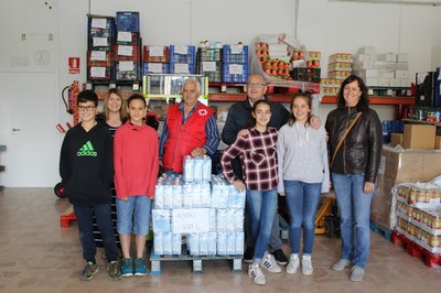 Els alumnes de 6è de l'escola Albert Vives aporten 240 litres de llet al projecte comarcal Aliments per la Solidaritat