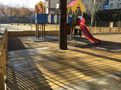 Els alumnes d'infantil de l'escola Pau Claris estrenen millores al seu pati de jocs 