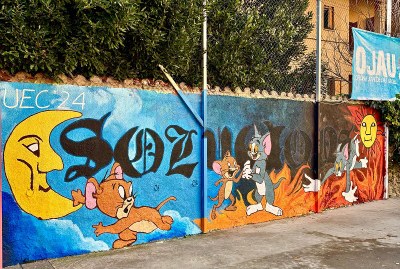 Els i les alumnes de la UEC de la Seu d'Urgell creen un mural contra el bullying al pati del centre cívic L'Escorxador