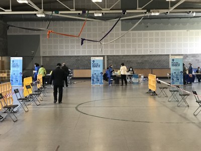 En marxa la vacunació massiva contra el Covid-19 a la Seu d’Urgell a la pista polivalent de la zona esportiva municipal 