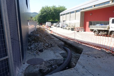 En marxa les obres per instal·lar una xarxa de calor amb biomassa per als equipaments esportius municipals de la Seu 