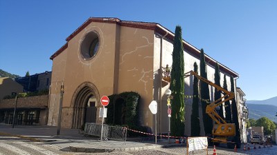 Es pinta la façana de sant Domènec de la Seu d'Urgell 