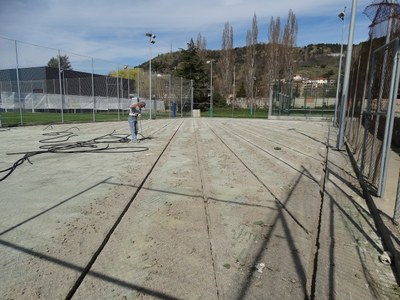 Es renova la superfície de dues pistes municipals de tennis, a proposta dels pressupostos participatius