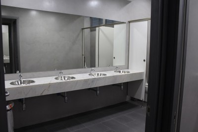Finalitzades les obres de reforma dels lavabos d'ús públic del pavelló poliesportiu municipal de la Seu 