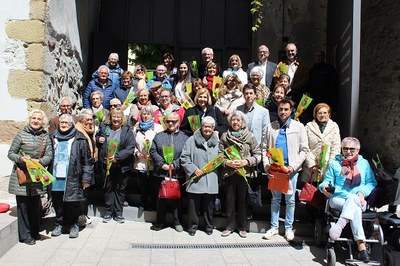 Gent gran de la Seu d’Urgell recita poemes de Martí i Pol per commemorar la diada de Sant Jordi