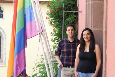 La bandera LGTBI+ llueix al balcó de l’Ajuntament de la Seu d’Urgell amb motiu del Dia de l’Orgull
