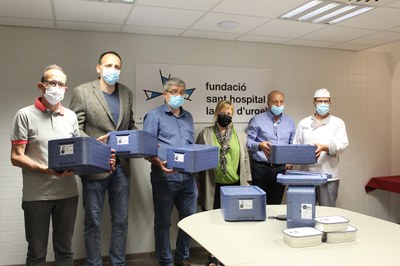 La Germandat de Sant Sebastià lliura 40 maletes tèrmiques al Sant Hospital per fer arribar àpats a domicili a persones grans