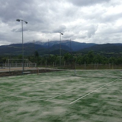 La pista de tennis número 1 de la zona esportiva municipal ja gaudeix de gespa artificial 