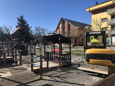 La plaça de les Moreres renova la seva superfície i els jocs infantils 