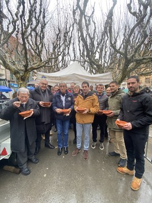 La Seu d’Urgell celebra la festivitat de Sant Antoni Abat amb el repartiment d’unes 7.000 racions d’escudella elaborada per la Confraria 