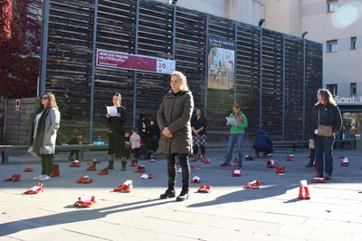 La Seu d'Urgell realitza l'acció participativa 'sabates vermelles' per commemorar el 25N