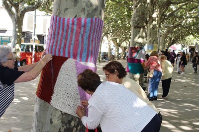 L'activitat Urban Knitting obre la Festa de la Gent Gran de la Seu d'Urgell