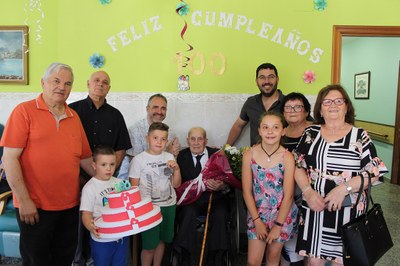 L'Ajuntament de la Seu d'Urgell felicita al padrí Antonio Martínez López pels seus 100 anys