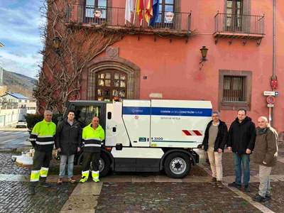L'Ajuntament de la Seu incorpora una nova màquina decapadora per a la neteja de la via pública