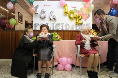 L'alcalde de la Seu d'Urgell i la regidora de Gent Gran feliciten a dues dones centenàries de la ciutat