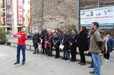 Lectura del manifest institucional i un minut de silenci en rebuig a la violència envers les dones 