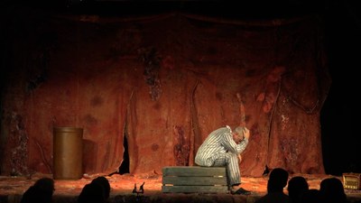 L'espectacle multidisciplinari 'Jo dic mai més' arriba a la Seu de la mà de l'exposició 'Refugiats'