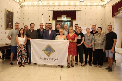 Lliurament de banderes de la Seu d'Urgell als clubs esportius de la ciutat i homenatge als olímpics urgellencs