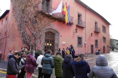 Minut de silenci per les víctimes dels aiguats a Palau-sator i del descarrilament mortal d'un tren a Gelida