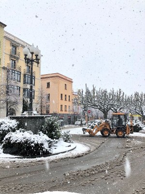 Neteja constant de voreres i carrers en una jornada d'intensa nevada a la Seu d'Urgell 