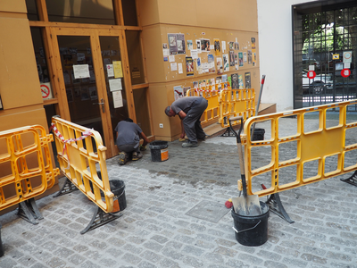 Obres d’arranjament del paviment al passadís del Centre Cívic El Passeig