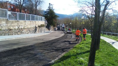 Obres d'asfaltatge al Camí de la Palanca 
