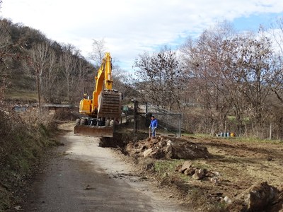 Obres de construcció d'un nou mur de contenció al camí d'Estaó 