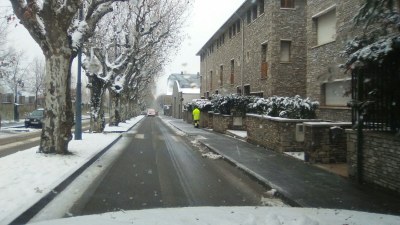 Operaris municipals i maquinària treballen a ple rendiment per retirar la neu de carrers i voreres 