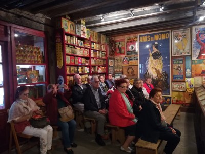Padrins i padrines de la Seu d'Urgell visiten les botigues museu de Salàs de Pallars