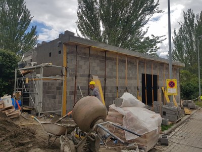 Recta final de les obres per instal·lar la caldera de biomassa que donarà servei a l’escola Pau Claris i al centre cultural Les Monges 