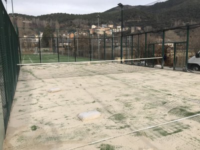 Renovada la superfície de les dues pistes municipals de pàdel 