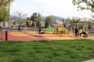 Renovada la zona de jocs infantils de la plaça de les Moreres de la Seu d'Urgell 
