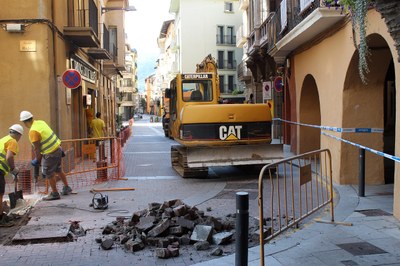 S’inicien les obres d’arranjament del paviment del carrer Major de la Seu d’Urgell 