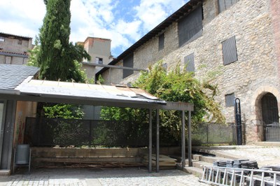 S'inicia el desmuntatge del tauladet de la plaça del Deganat