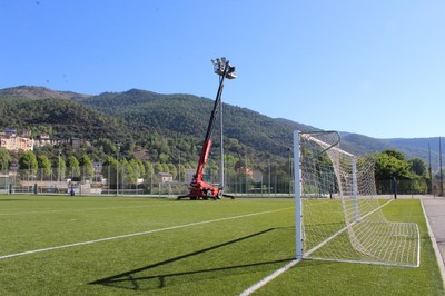 S'instal·len focus LED a les torres d'il·luminació del camp de futbol