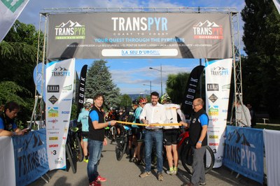 Sortida de la tercera etapa de la Transpyr des de la Seu d'Urgell 