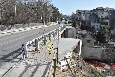 Tall a la carretera N-260 a la Seu per treballs de manteniment a la nova passera sobre el riu Valira
