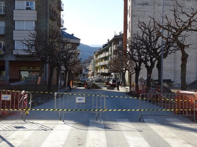 Tallat el trànsit de vehicles al carrer Comtat d'Urgell 